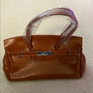 Elegant Tan Leather Handbag With Crossbody Strap